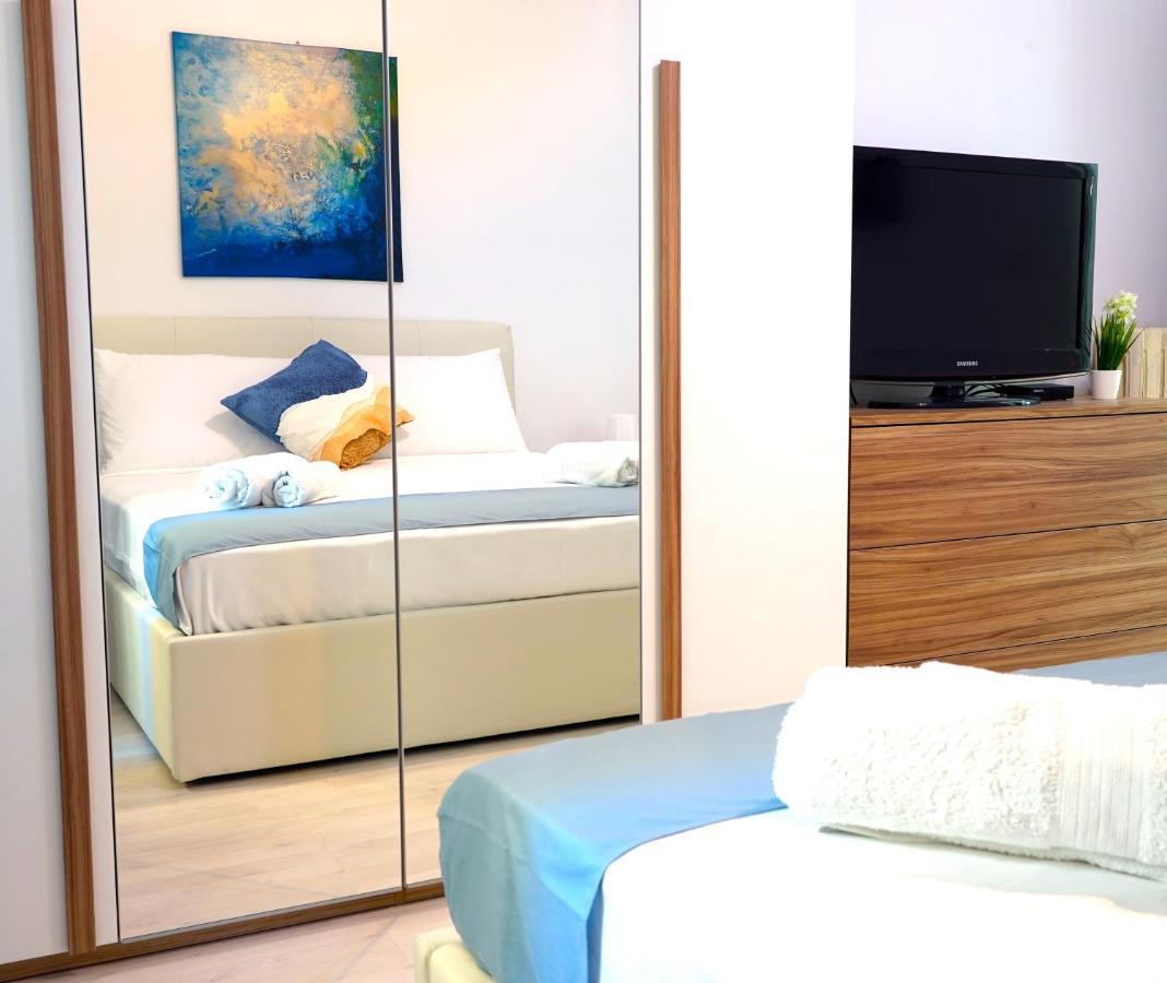 Апартаменти Hostly - Vittoria House - Near The Center With Private Parking Неаполь Екстер'єр фото