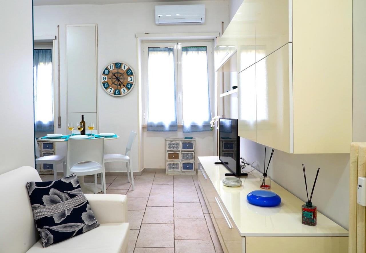 Апартаменти Hostly - Vittoria House - Near The Center With Private Parking Неаполь Екстер'єр фото