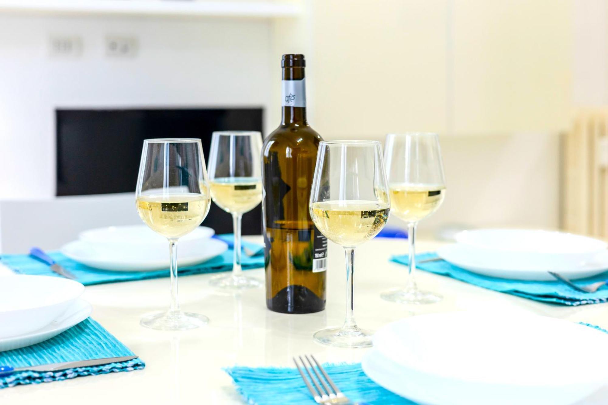 Апартаменти Hostly - Vittoria House - Near The Center With Private Parking Неаполь Екстер'єр фото