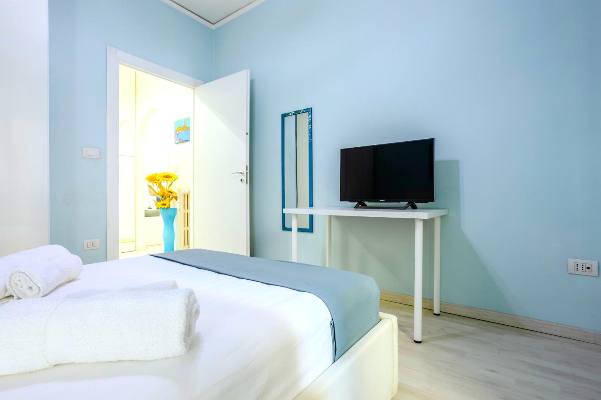 Апартаменти Hostly - Vittoria House - Near The Center With Private Parking Неаполь Екстер'єр фото