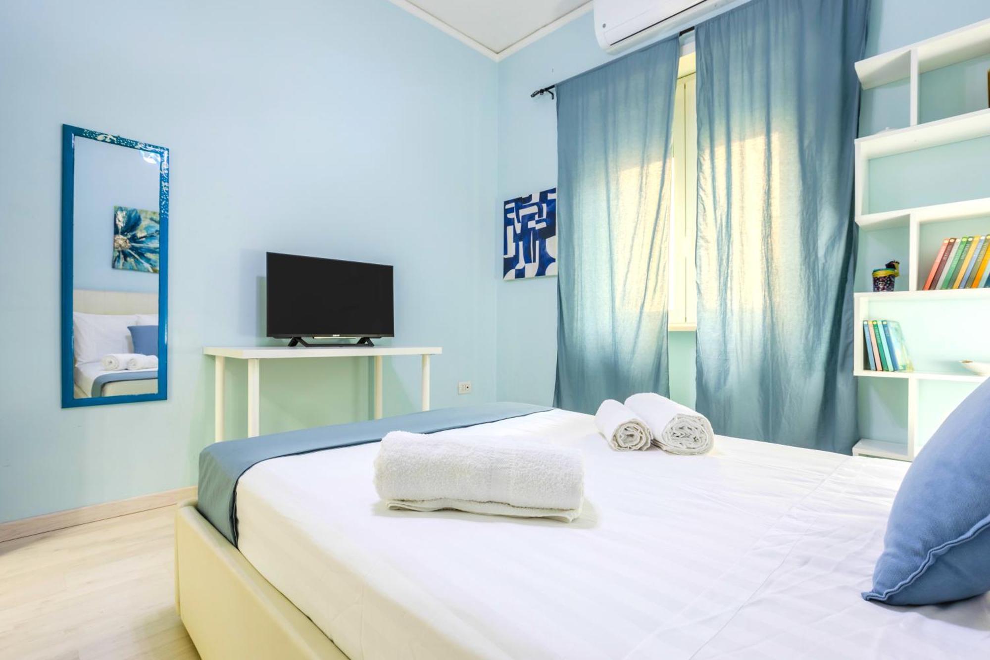 Апартаменти Hostly - Vittoria House - Near The Center With Private Parking Неаполь Екстер'єр фото