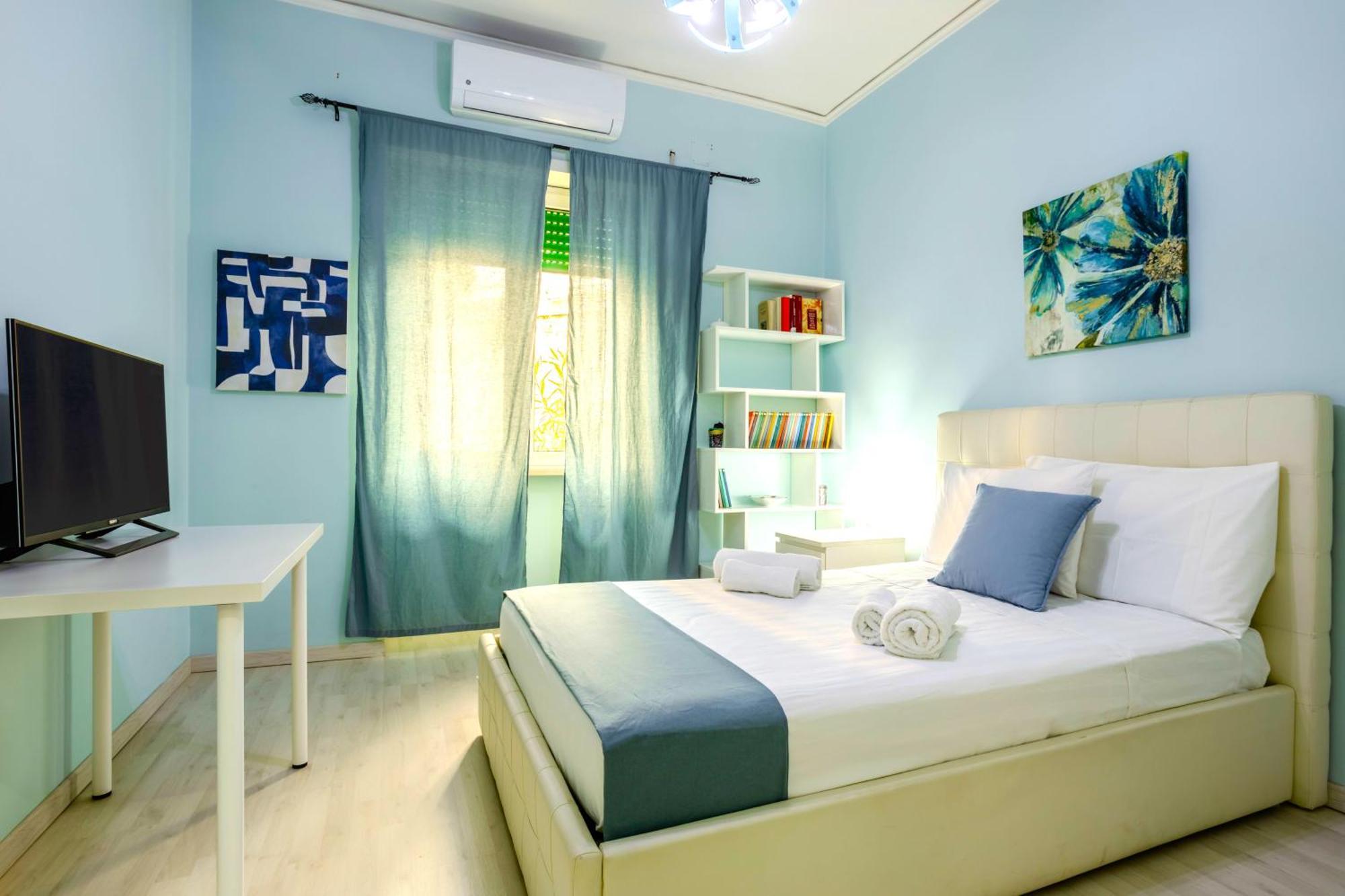 Апартаменти Hostly - Vittoria House - Near The Center With Private Parking Неаполь Екстер'єр фото